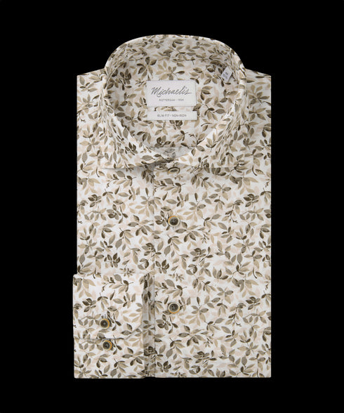 Vrolijk overhemd met bruine herfstbloemen